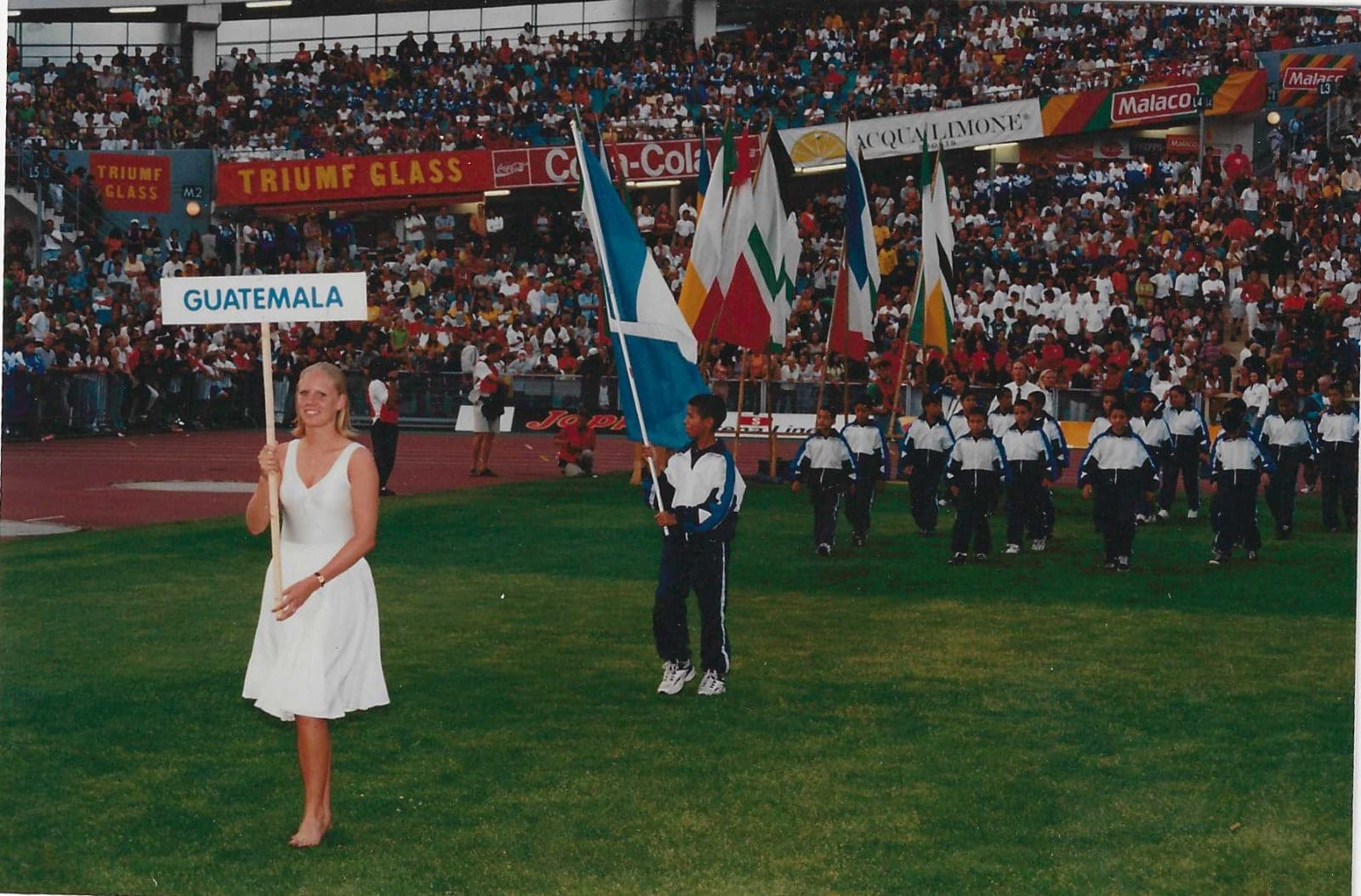 Archivo: la delegación de Guatemala desfila detrás de su cartel en la ceremonia de inauguración de un torneo europeo.
