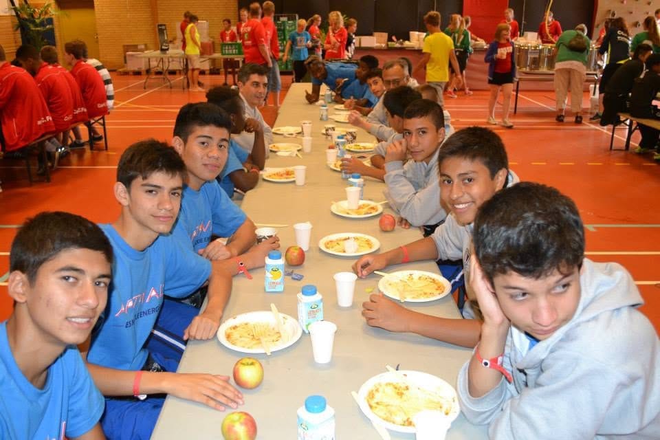 Convivir: Compartir con compañeros fuera del entorno habitual y estrechar amistades que duran toda la vida.