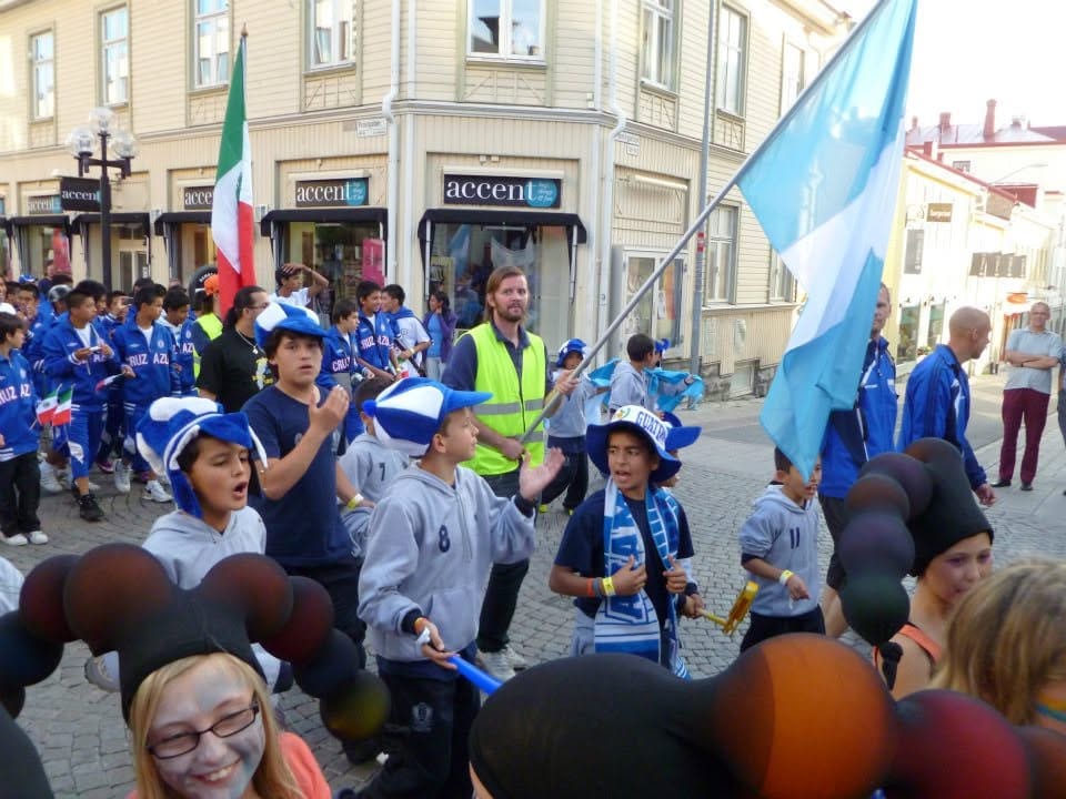 Desfile por las calles con banderas de Guatemala y México.