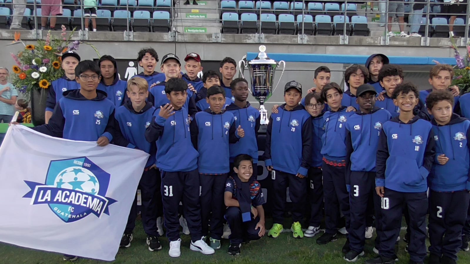 La Academia con su trofeo